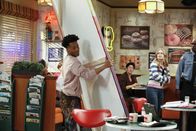 Superior Donuts – Seine erste eigene Kunstausstellung steht bevor und Franco (Jermaine Fowler) ist geschockt, als ein unerwarteter Gast plötzlich auf der Türschwelle auftaucht ...