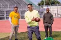 All American – Michael Evans Behling (Jordan Baker, mi.), Taye Diggs (Billy Baker, re.).