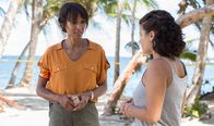 Deadly Tropics – Mélissa Sainte-Rose (Sonia Rolland, l.) informiert Julie Lavinsky (Mathilde Mery, r.) darüber, dass ihr Kollege tot aufgefunden wurde. Julie und der Ermordete arbeiteten zusammen in einer Kite- und Surfschule.