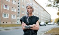 Ostkinder – Sarah Lesch hat in der Plattenbausiedlung in Altenburg eine wunderschöne Kindheit verbracht, sagt sie. Als sie kurz vor ihrer Einschulung mit ihrer Mutter nach Schwaben zog, fand sie die Menschen dort unglaublich anders. Heute lebt die 1984 geborene Liedermacherin wieder in Leipzig.