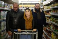 Einfach Retour – Patience Portefeux (Isabelle Huppert) verwandelt sich in eine maghrebinische Drogenpatin.