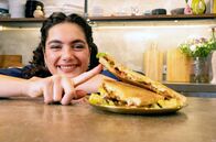 Zu Tisch mit Lucie - Kitchen Hacks – Köchin Lucie zeigt, wie ein Grilled Cheese mit mediterranem Gemüse zubereitet wird.