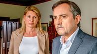 SOKO Kitzbühel – Richard Krimmler (Harald Schrott) wird dazu gezwungen, den Code für den Safe preiszugeben. Er kann sich schließlich befreien und erschießt einen der Räuber in Notwehr. Karin Krimmler (Doris Hindinger) versucht nach den Geschehnissen, ihre Familie zusammenzuhalten.