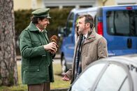 Hubert und Staller – In Wolfratshausen verschwinden seit einiger Zeit Wertgegenstände aus parkenden Autos. Staller (Helmfried von Lüttichau, l.) muss sich darum kümmern und spricht mit einem Betroffenen (Christian Ammermüller, r.).