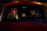 WIR – Emre (Erol Afsin) und Katha (Bineta Hansen) kommen zu Tayos Haus, um nach ihm zu sehen.