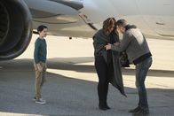 Scorpion – Während sich Ralph (Riley B. Smith, l.), Paige (Katharine McPhee, M.) und Toby (Eddie Kaye Thomas, r.) um einen bewusstlosen Jungen in einem Flugzeug-Fahrwerksschacht kümmern, wird Walters Lüge immer mehr zur Belastung ...