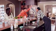 Black-ish – ( v.li.): Katlyn Nichol (Olivia Lockhart), Marcus Scribner (Andre ‚Junior‘ Johnson jr.), Tracee Ellis Ross (Rainbow ‚Bow‘ Johnson).
