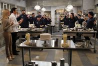2 Broke Girls – Noch immer fällt es Caroline (Beth Behrs, l.) nicht leicht dem attraktiven Nicolas (Gilles Marini, 2.v.l.) zu widerstehen.