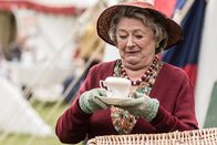 Father Brown – Mrs McCarthy (Sorcha Cusack) kann sich für die Zaubertricks der Narren nicht wirklich begeistern.