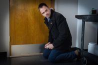 Elementary – Genialer Forensiker: Sherlock Holmes (Jonny Lee Miller) kommt mit seinen Ermittlungsmethoden dahinter, dass Barry Granger ermordet wurde. Seine Duschkabine wurde luftdicht abgeschlossen, ehe Helium in sie hineingeleitet wurde ...