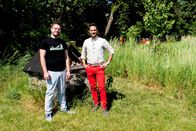 Hoagascht – Moderator Richard Deutinger (r.) mit Biologe Thomas Filek im Naturgarten des Zentralfriedhofs