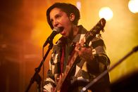 We Are Lady Parts – Für Saira (Sarah Kameela Impey) wird ein Traum wahr – "Lady Parts" steht endlich auf der Bühne vor ihren eigenen Fans.