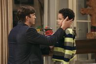 Two and a Half Men – Finden beide neue Spielkameraden: Walden (Ashton Kutcher, l.) und Louis (Edan Alexander, r.) ...