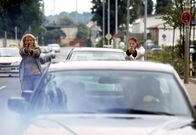 Wilde Engel – Lena (Eva Habermann, li.) und Franziska (Susann Upleger) geraten in einen Hinterhalt, als sie einen wichtigen Zeugen ins Gericht eskortieren.