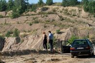 Lauchhammer - Tod in der Lausitz – Annalena Gottknecht (Odine Johne) und Maik Briegand (Misel Maticevic) an der Abbruchkante