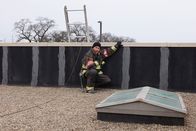 Chicago Fire – Chicago Fire Staffel 10 Folge 18 Einstieg übers Dach: Taylor Kinney als Kelly Severide
