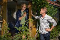 SOKO München – Dominik Morgenstern (Joscha Kiefer, r.) hat Felix Reiter (Marvin Schulze, l.) entdeckt und befragt ihn in der Gartenlaube.