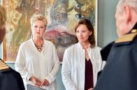 WaPo Bodensee – Ärztepfusch? Was haben Stiefmutter Ilsa (Manuela Biedermann, l.) und Benita von Lohe (Regula Grauwiller, r.) zu verbergen?
