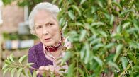 Die Eifelpraxis – Neugierig: Martha (Marie Anne Fliegel) beobachtet heimlich.