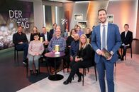 Der geschenkte Tag – Seit 13 Jahren überrascht Sven Kroll (vorn, r) die Zuschauer im WDR Fernsehen. Der geschenkte Tag - das sind besondere Menschen, emotionale Momente und Überraschungen, die man nicht mehr vergisst.