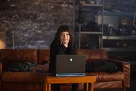 Alex Rider – Kyra (Marli Siu) kommt bei ihren Recherchen plötzlich eine zündende Idee, wie sie den Aufenthaltsort von Alex finden kann.