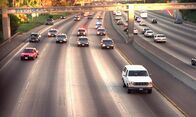 O. J. Simpson: Made in America – Als Hauptverdächtiger floh O. J. Simpson in einem weißen Ford Bronco SUV vor der Polizei von Los Angeles, die ihn festnehmen wollte. Die Verfolgungsjagd am 17. Juni 1994 quer durch Beverly Hills wurde live von einem US-amerikanischen Fernsehsender übertragen.