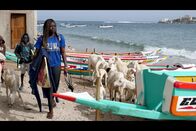 Städte am Meer – Khadjou, die einzige schwarze Surflehrerin in Dakar, bringt den Kindern aus der Nachbarschaft das Wellenreiten bei.