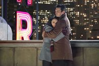 Castle – Kyra Blaine (Alyssa Milano, l.) ist völlig verzweifelt und wendet sich an Castle (Nathan Fillion, r.), mit dem sie vor Jahren eine Beziehung geführt hat.