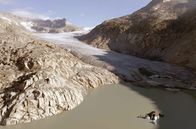 Gletscher - Schmelzende Riesen – Im Schweizer Wallis liegt der Rhonegletscher, der stark vom Abschmelzen der Alpengletscher betroffen ist.