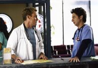 Scrubs - Die Anfänger – Während Dr. Cox (John C. McGinley, l.) noch immer nicht weiß, was sein Patienten hat, ist J.D. (Zach Braff, r.) mit seiner Beziehung beschäftigt, denn er stellt fest, dass er Kim nicht wirklich liebt ...