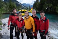 Die Bergretter – Auf die Bergretter Markus (Sebastian Ströbel, M.) Katharina (Luise Bähr, 2.v.l.), Simon (Ferdinand Seebacher, l.), Michi (Robert Lohr, 2.v.r.) und Rudi (Michael Pascher, r.) ist Verlass.