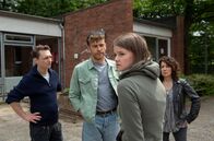 Großstadtrevier – Sarah Grohm (Clara Apel, 2.v.r.) zeigt sich nicht nur bei der Befragung durch Nils Sanchez (Enrique Fiß, 2.v.l.) und Harry Möller (Maria Ketikidou, r.) widerspenstig. Auch Erzieher Peter Vöth (Daniel Michel, l.) hat mit dem Mädchen seine Probleme.