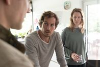 Die Chefin – Saskia Gabor (Daniela Schulz, r.) sitzt die Entführung noch tief in den Knochen. Ihr Partner Bernd (Stefan Murr, M.) versucht sie zu schützen.