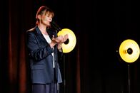 Kabarett am Freitag – Eva-Maria Marold; Eva-Maria Marold während ServusTV’s „Eva-Maria Marold - Radikal Inkonsequent“ im CasaNova in Wien, Österreich am 8. April 2024.