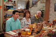 The Goldbergs – v.li.: Geoff Schwartz (Sam Lerner), Linda Schwartz (Mindy Sterling), Lou Schwartz (Ken Lerner).