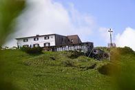 Hoagascht – Hochfellnhaus, aufgenommen während ServusTV´s Hoagascht „Älter als die Oma – der Sauerteig vom Hochfellnhaus“ am Hochfelln im Chiemgau, Bayern, Deutschland, am 30.05.2025