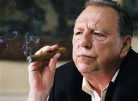 Layer Cake – Sein Boss Jimmy Price (Kenneth Cranham) macht ihm mit zwei speziellen Aufträgen einen Ausstieg aus dem Drogengeschäft unmöglich ...