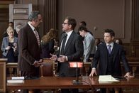 Bull – v.l.n.r.) Ron Getman (Brad Garrett); Dr. Jason Bull (Michael Weatherly); Benny Colón (Freddy Rodríguez)