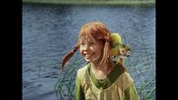Astrid Lindgren:: Pippi Langstrumpf – Der kleine Affe Herr Nilsson scheint heilfroh, dass seine Pippi (Inger Nilsson) ihn wohlbehalten aus dem Wasser gerettet hat.