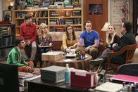 The Big Bang Theory – Bei den Nerds (v.l.n.r.) Raj (Kunal Nayyar), Howard (Simon Helberg), Bernadette (Melissa Rauch), Amy (Mayim Bialik), Sheldon (Jim Parsons), Penny (Kaley Cuoco) und Leonard (Johnny Galecki) ist mal wieder einiges los: Während sich die einen mit Frauenproblemen rumschlagen müssen, bekommen es die anderen mit den Auswirkungen eines Emotionendetektor zu tun ...