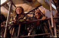 Waterworld – Nord (Gerard Murphy, l.) und Deacon (Dennis Hopper) feiern ihren vorläufigen Triumph im Kampf um "Dryland".