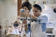 Charité – Neugeborenen-Sepsis: Kinderärztin Ingeborg Rapoport (Nina Kunzendorf, l.) und Schwester Arianna (Patricia Meeden, r.) kämpfen um das Leben des Babys.