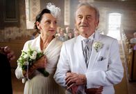 Krauses Braut – Meta (Angelika Böttiger) und Rudi (Tilo Prückner) geben sich vor der versammelten Dorfgemeinschaft das Ja-Wort.