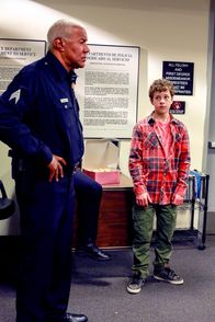 Modern Family – Desk Sergeant (Rick Fitts, l.), Luke (Nolan Gould)