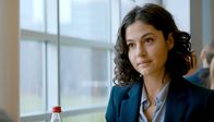 Parlament – Zeyneb (Soma Pysall) versucht Magda zu überzeugen, einen Artikel zur Kandidatur der Grünen zu schreiben.