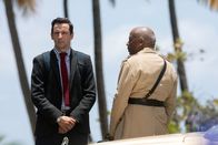 Death in Paradise – Commissioner Selwyn Patterson (Don Warrington, r.) hat hohe Erwartungen an Detektiv Neville Parker (Ralf Little, l.).