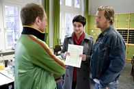 Der letzte Bulle – Mick (Henning Baum, r.) und Andreas (Max Grill, M.) konfrontieren den Lehrer Thomas Meyer (Rainer Sellien, l.) mit den verräterischen Handynummern, doch dieser leugnet alles ...