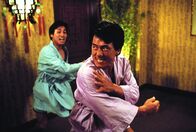 Rush Hour 2 – In Hongkong stößt der Inspektor Lee (Jackie Chan, r.) auf einen Geldfälscher-Ring und sofort ist sein Jagdinstinkt geweckt ...