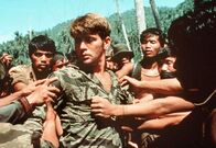 Apocalypse Now - Final Cut – Captain Willard (Martin Sheen, Mitte) wird gefangen genommen.