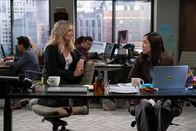 How I Met Your Father – Sophie (Hilary Duff, l.); Ellen (Tien Tran, r.)